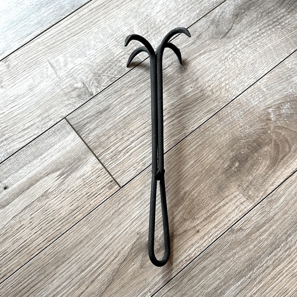 WROUGHT IRON HOOKS (LOT OF THREE) WITH BRASS CARABINER - Picture 5 of 9